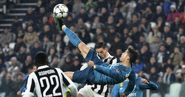 Ronaldo lập siêu phẩm xe đạp chổng ngược vào lưới Juventus