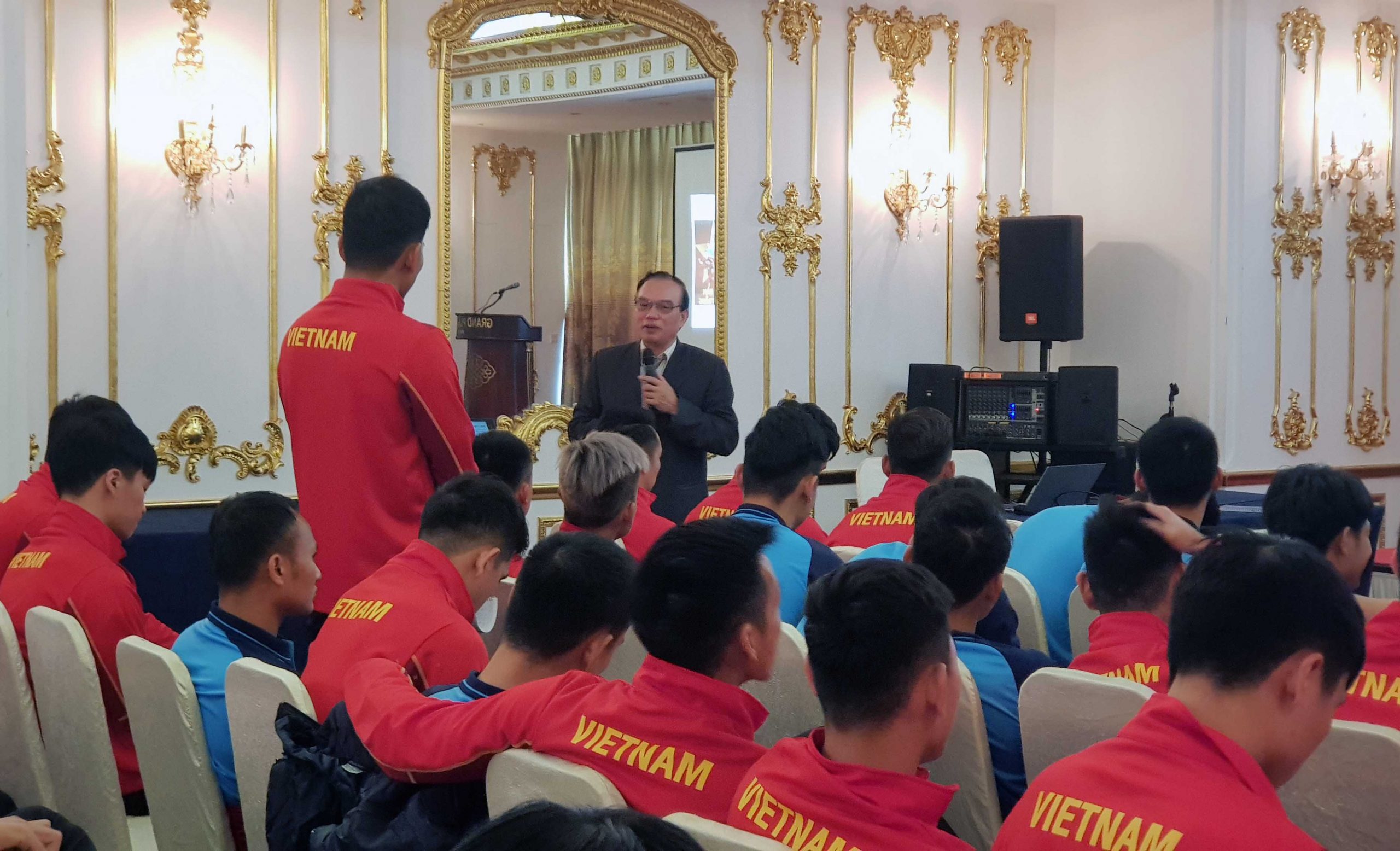 Cập nhật kiến thức về dinh dưỡng thể thao cho các cầu thủ ĐT Việt Nam