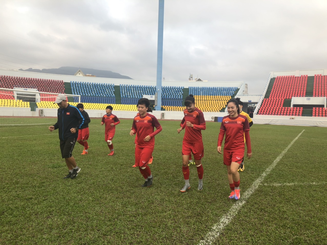 Đội bóng nữ Việt Nam tập hồi phục thể lực tại SVĐ Cẩm Phả