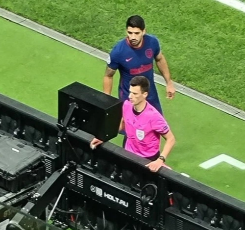 Luis Suarez lén nhìn màn hình VAR