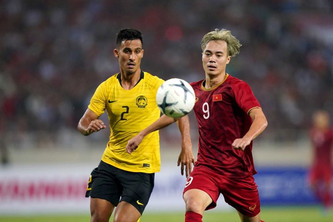 Malaysia (trái) là đối thủ cạnh tranh trực tiếp vé đi tiếp ở bảng G với Việt Nam